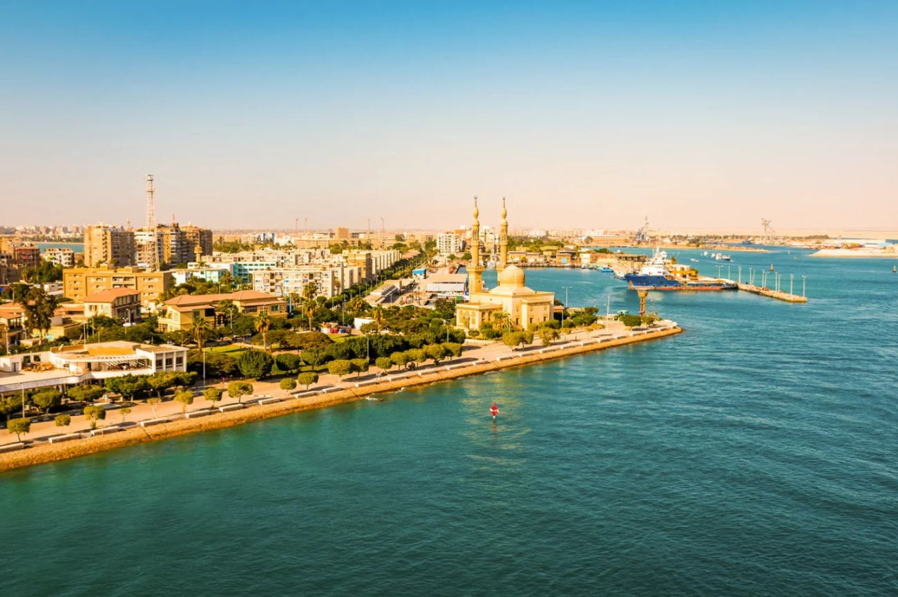 Il Canale di Suez: La Guida Turistica e Storica